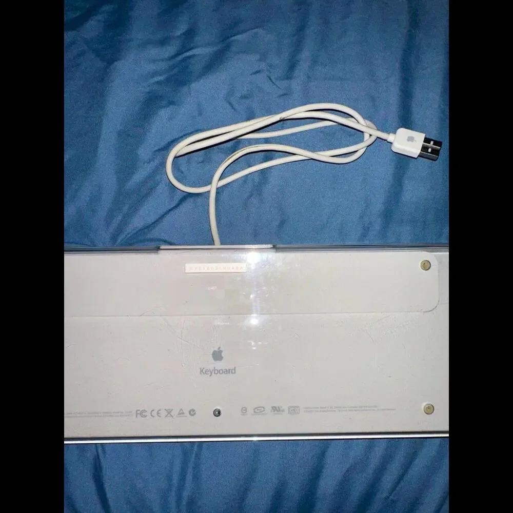 2005 Genuine Apple A1048 USB Wired Keyboard White with 2 USB Ports *Tested*
